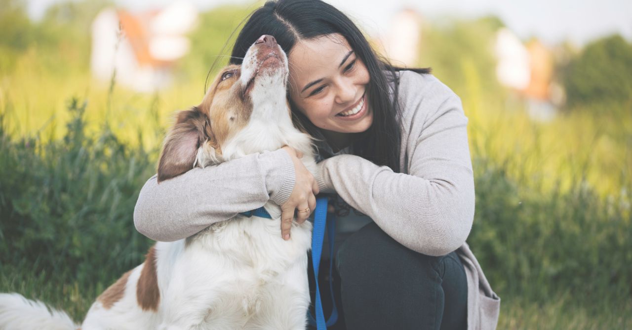 てんかんのケアをして幸せそうな犬と飼い主